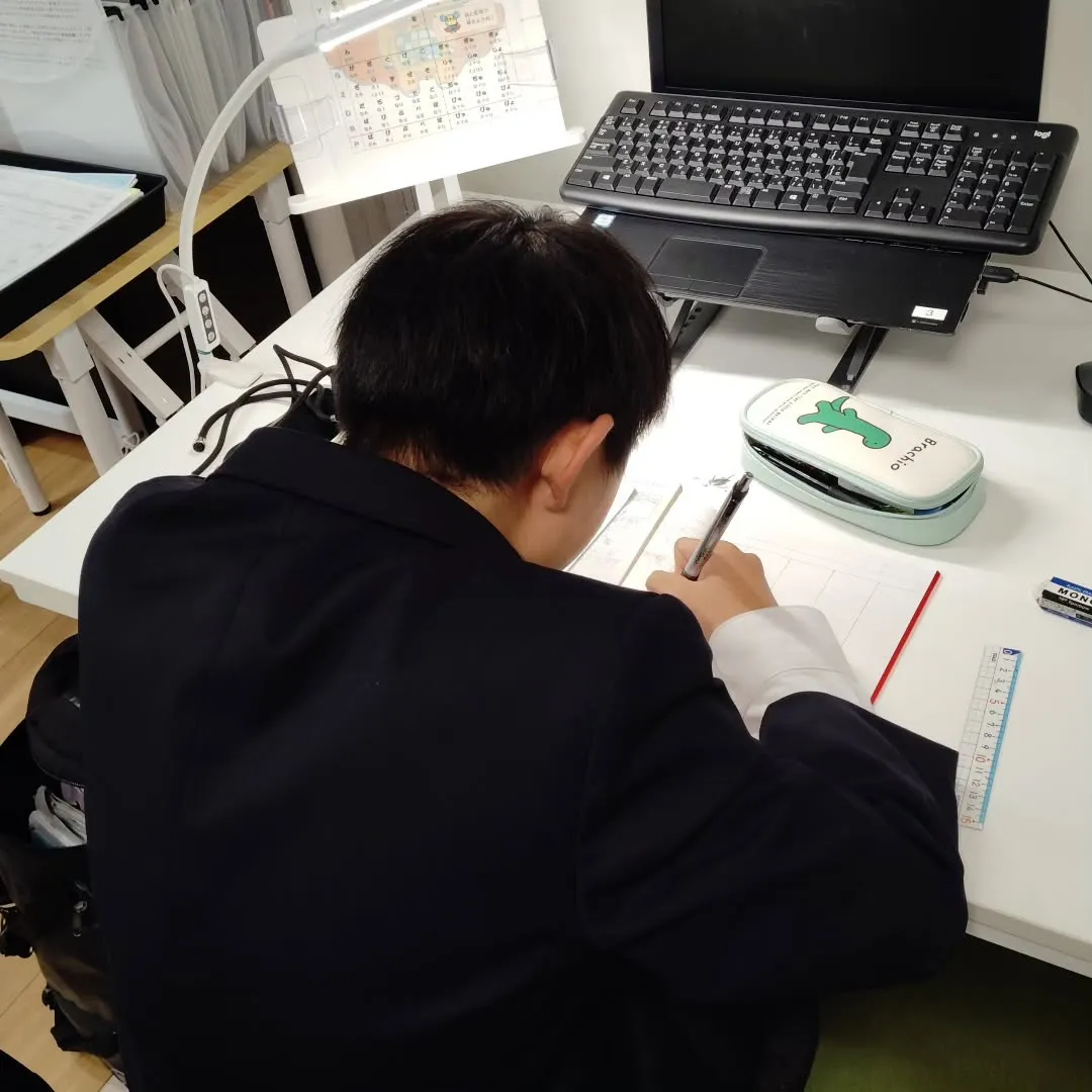 11月中日、テスト対策真っ只中！金曜日18:40〜は学習教室...
