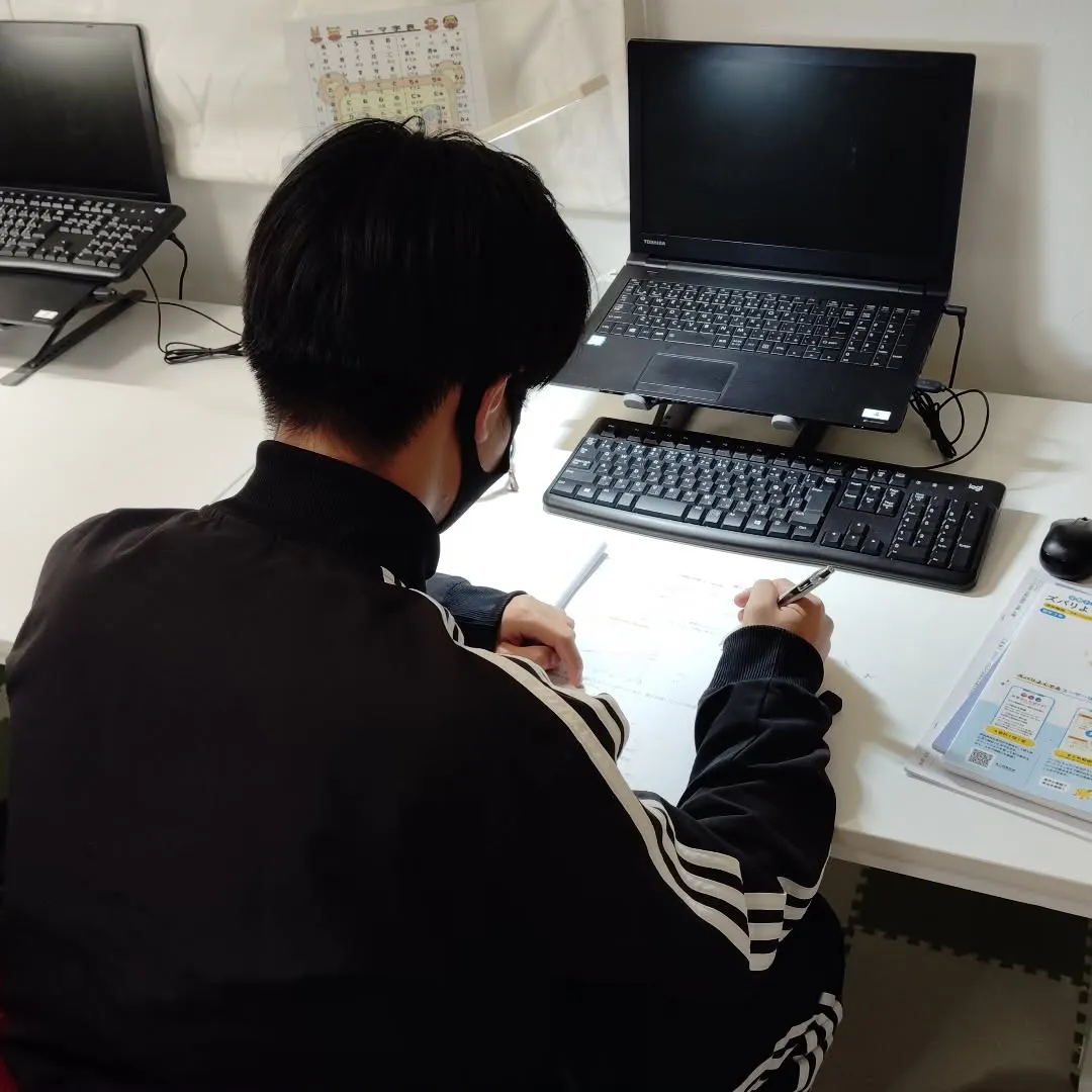 11月中日、テスト対策真っ只中！金曜日18:40〜は学習教室...