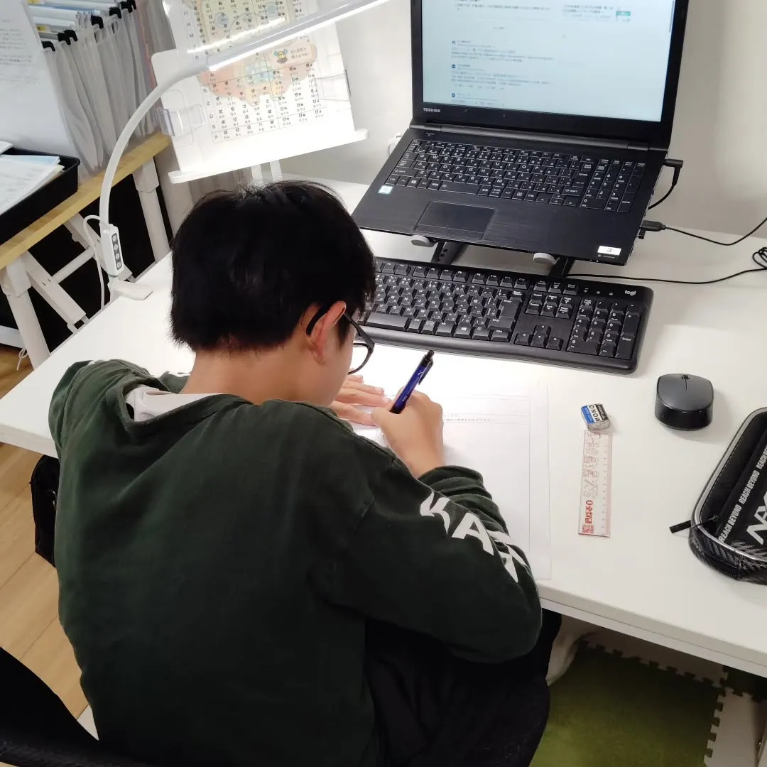 11月中日、テスト対策真っ只中！金曜日18:40〜は学習教室...