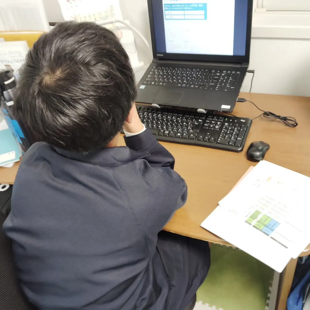期末テスト前倒しの振り替えで、中学生は基本的にお休み😀木曜日...
