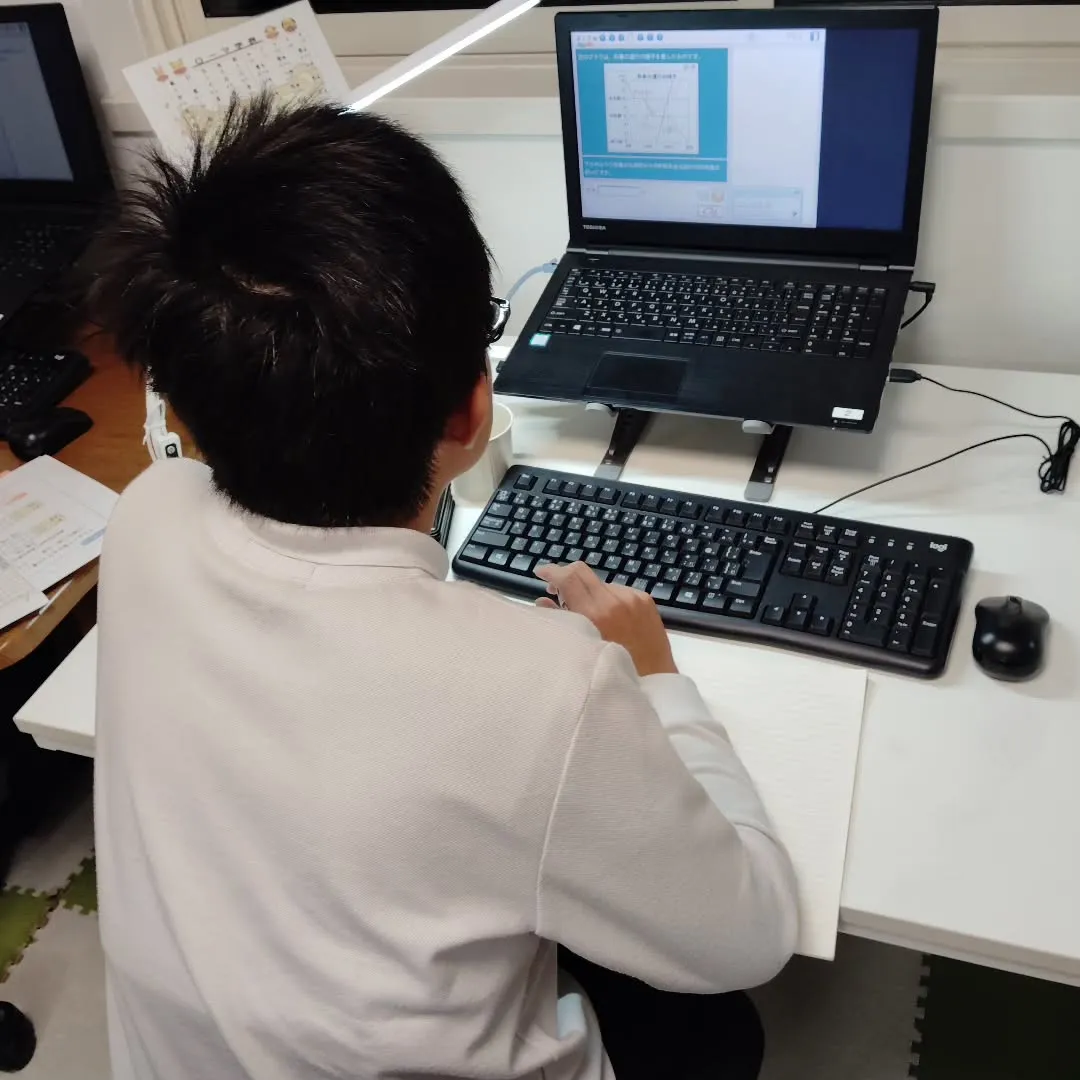 期末テスト前倒しの振り替えで、中学生は基本的にお休み😀木曜日...