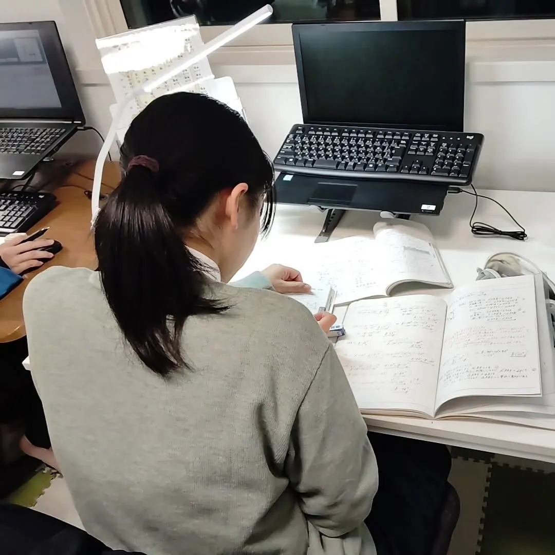 期末テスト前倒しの振り替えで、中学生は基本的にお休み😀木曜日...