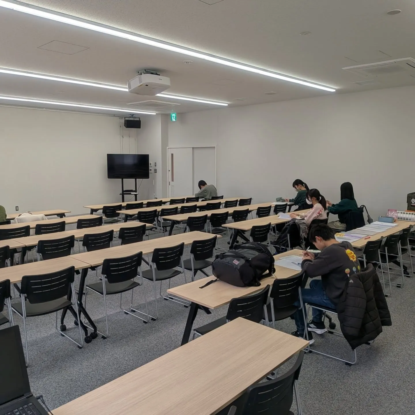 萱野塾、ついにやすらガーデン第1会議室利用！日曜日9:10〜...